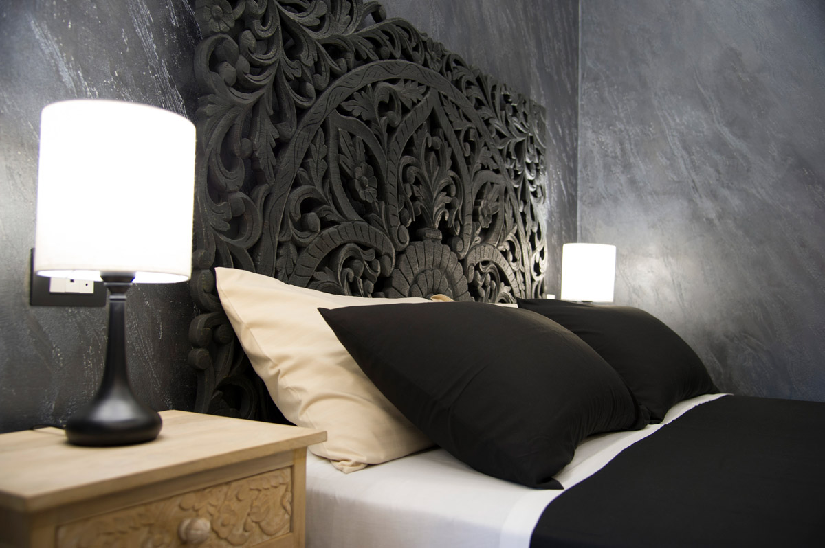 Splendida spalliera intarsiata nella Camera AZTECA del Bed and Breakfast in Fiumicino Le Boutique Luxury Resort
